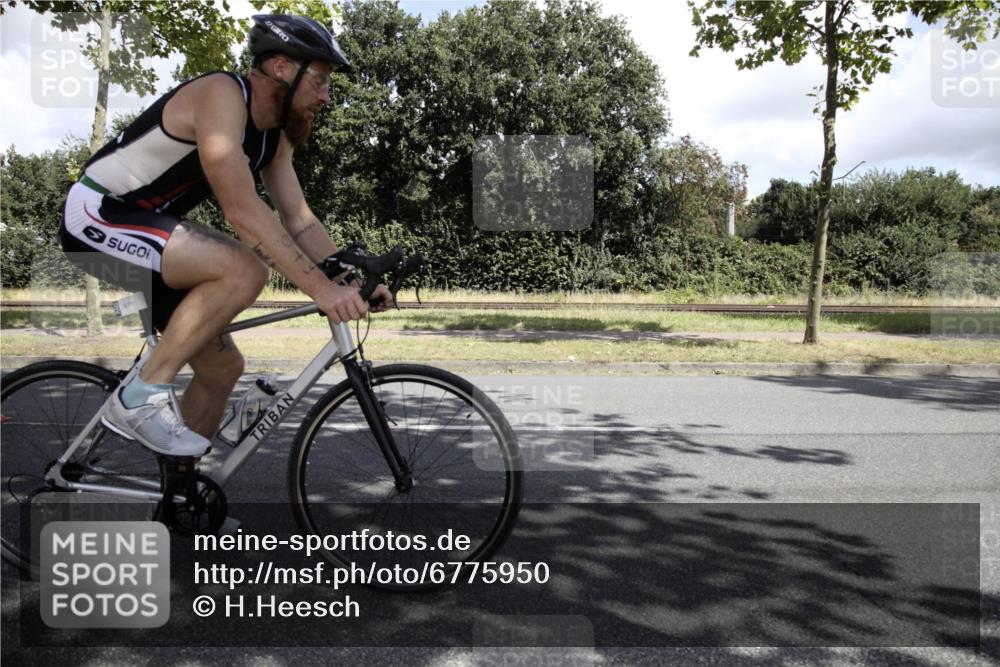 11.08.2024 - GEWOBA Citytriathlon Bremen H.Heesch http://msf.ph/oto/6775950 11.08.2024 11:55:44 Radfahren 769, 823, 879 meine-sportfotos.de
