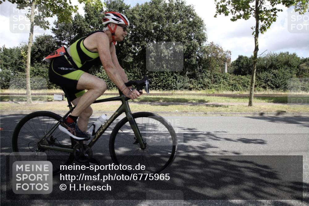 11.08.2024 - GEWOBA Citytriathlon Bremen H.Heesch http://msf.ph/oto/6775965 11.08.2024 11:56:16 Radfahren 790, 825, 874, 989, 991, 1036 meine-sportfotos.de