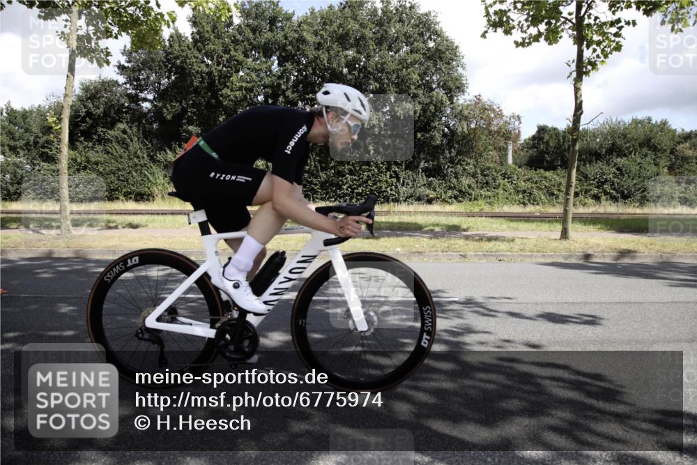 11.08.2024 - GEWOBA Citytriathlon Bremen H.Heesch http://msf.ph/oto/6775974 11.08.2024 11:56:29 Radfahren 782, 807, 821, 874, 930 meine-sportfotos.de