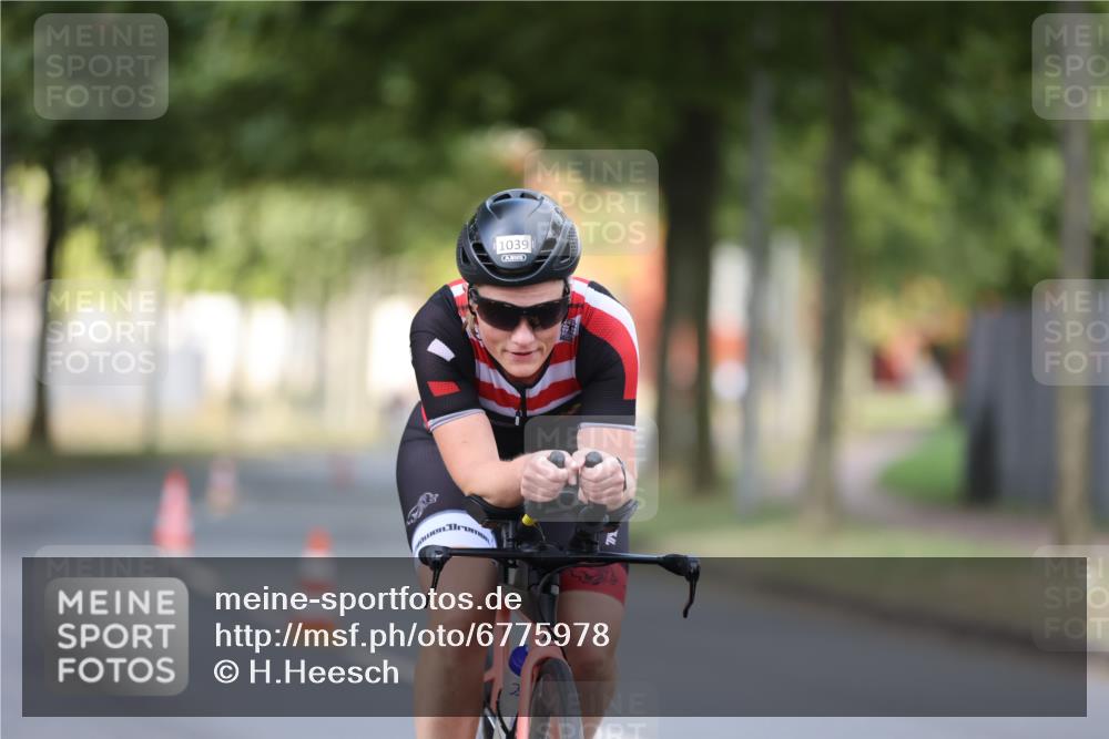 11.08.2024 - GEWOBA Citytriathlon Bremen H.Heesch http://msf.ph/oto/6775978 11.08.2024 11:43:52 Radfahren 914, 1039 meine-sportfotos.de