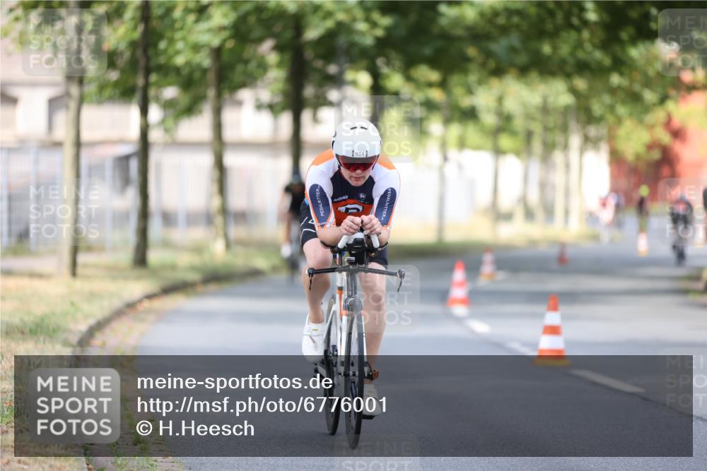 11.08.2024 - GEWOBA Citytriathlon Bremen H.Heesch http://msf.ph/oto/6776001 11.08.2024 11:44:02 Radfahren 746, 861, 914, 1039 meine-sportfotos.de