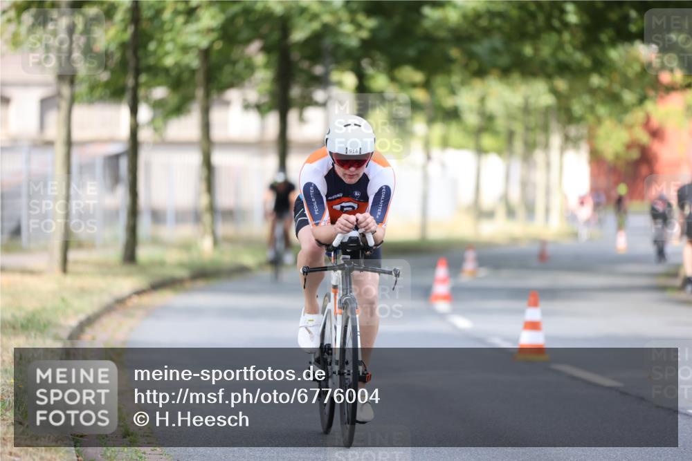 11.08.2024 - GEWOBA Citytriathlon Bremen H.Heesch http://msf.ph/oto/6776004 11.08.2024 11:44:02 Radfahren 746, 861, 914, 1039 meine-sportfotos.de