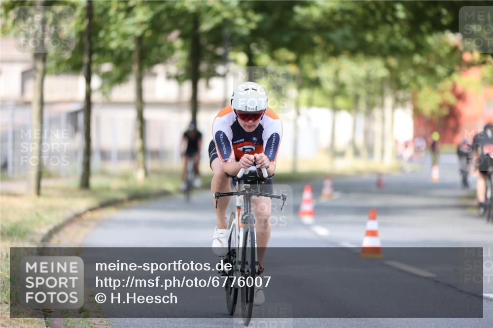 11.08.2024 - GEWOBA Citytriathlon Bremen H.Heesch http://msf.ph/oto/6776007 11.08.2024 11:44:02 Radfahren 746, 861, 914, 1039 meine-sportfotos.de