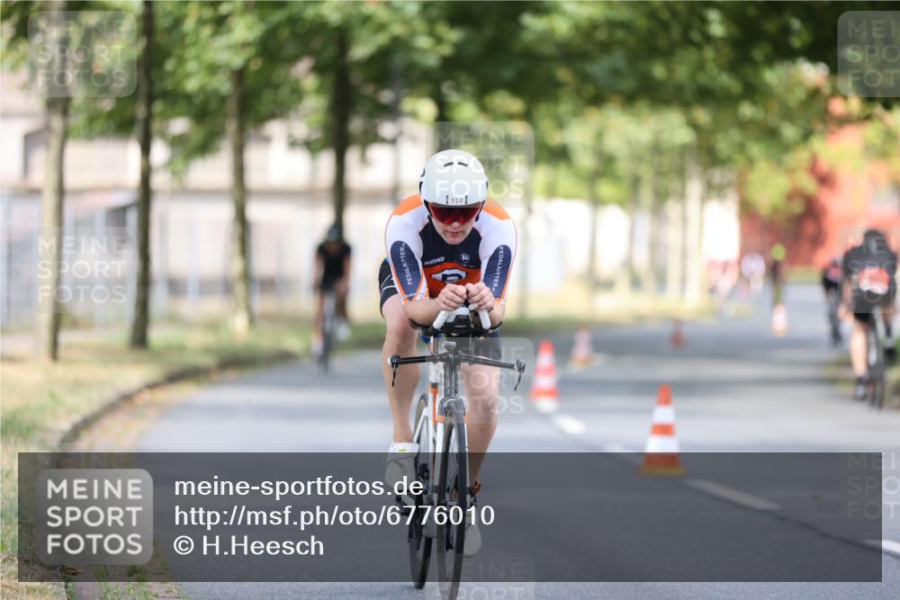 11.08.2024 - GEWOBA Citytriathlon Bremen H.Heesch http://msf.ph/oto/6776010 11.08.2024 11:44:02 Radfahren 746, 861, 914, 1039 meine-sportfotos.de