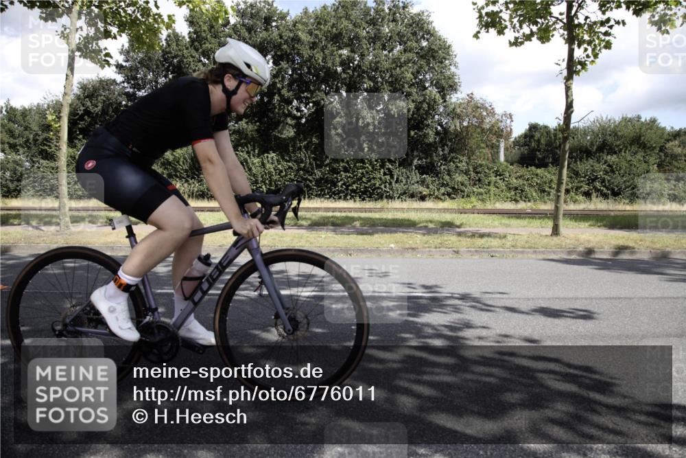 11.08.2024 - GEWOBA Citytriathlon Bremen H.Heesch http://msf.ph/oto/6776011 11.08.2024 11:57:35 Radfahren 896, 1002 meine-sportfotos.de