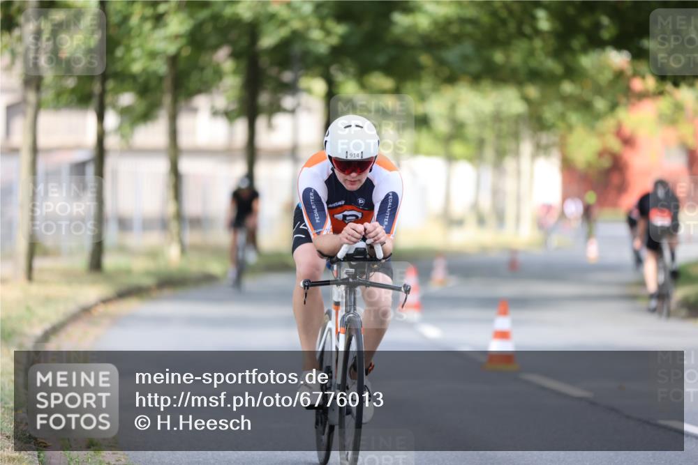 11.08.2024 - GEWOBA Citytriathlon Bremen H.Heesch http://msf.ph/oto/6776013 11.08.2024 11:44:02 Radfahren 746, 861, 914, 1039 meine-sportfotos.de