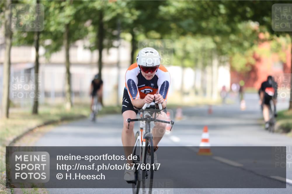 11.08.2024 - GEWOBA Citytriathlon Bremen H.Heesch http://msf.ph/oto/6776017 11.08.2024 11:44:02 Radfahren 746, 861, 914, 1039 meine-sportfotos.de