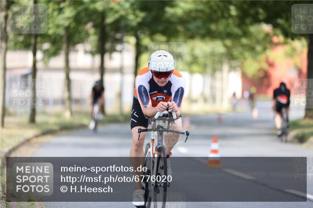 11.08.2024 - GEWOBA Citytriathlon Bremen H.Heesch http://msf.ph/oto/6776020 11.08.2024 11:44:02 Radfahren 746, 861, 914, 1039 meine-sportfotos.de