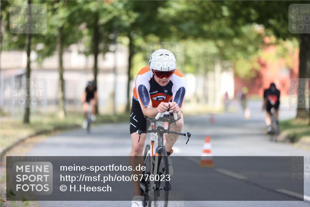 11.08.2024 - GEWOBA Citytriathlon Bremen H.Heesch http://msf.ph/oto/6776023 11.08.2024 11:44:02 Radfahren 746, 861, 914, 1039 meine-sportfotos.de