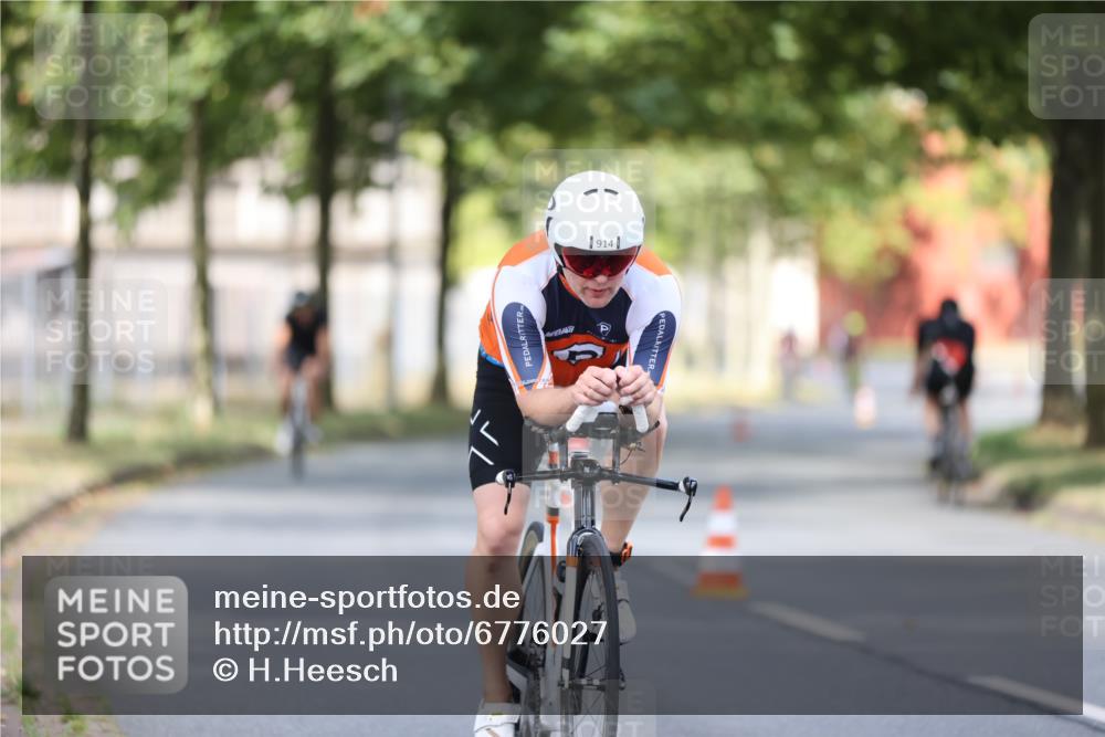 11.08.2024 - GEWOBA Citytriathlon Bremen H.Heesch http://msf.ph/oto/6776027 11.08.2024 11:44:02 Radfahren 746, 861, 914, 1039 meine-sportfotos.de