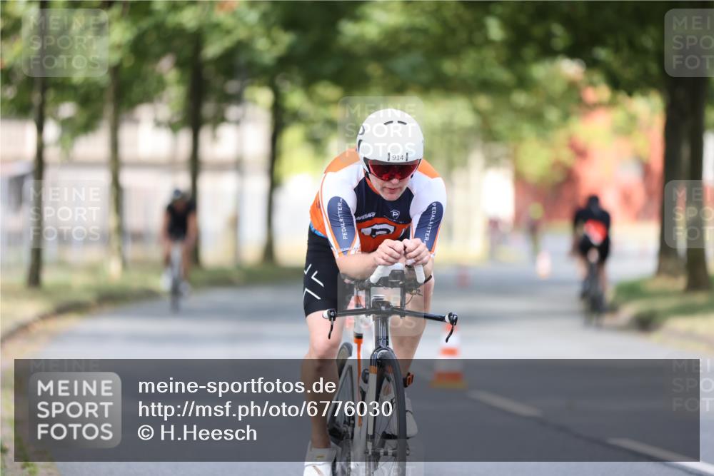 11.08.2024 - GEWOBA Citytriathlon Bremen H.Heesch http://msf.ph/oto/6776030 11.08.2024 11:44:02 Radfahren 746, 861, 914, 1039 meine-sportfotos.de
