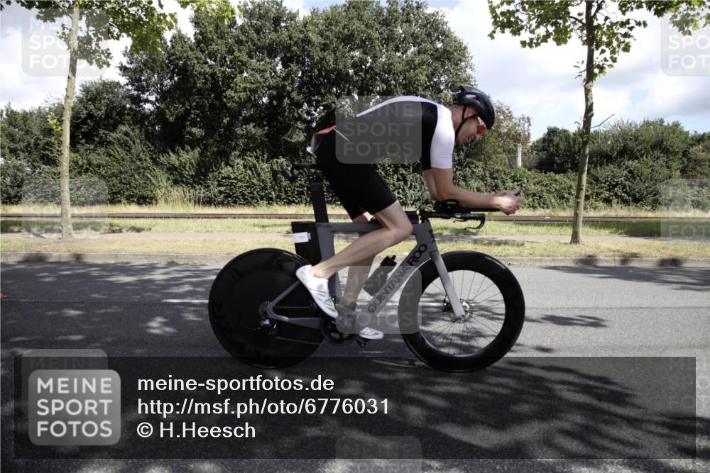 11.08.2024 - GEWOBA Citytriathlon Bremen H.Heesch http://msf.ph/oto/6776031 11.08.2024 11:58:08 Radfahren 744, 754, 852, 902, 905 meine-sportfotos.de