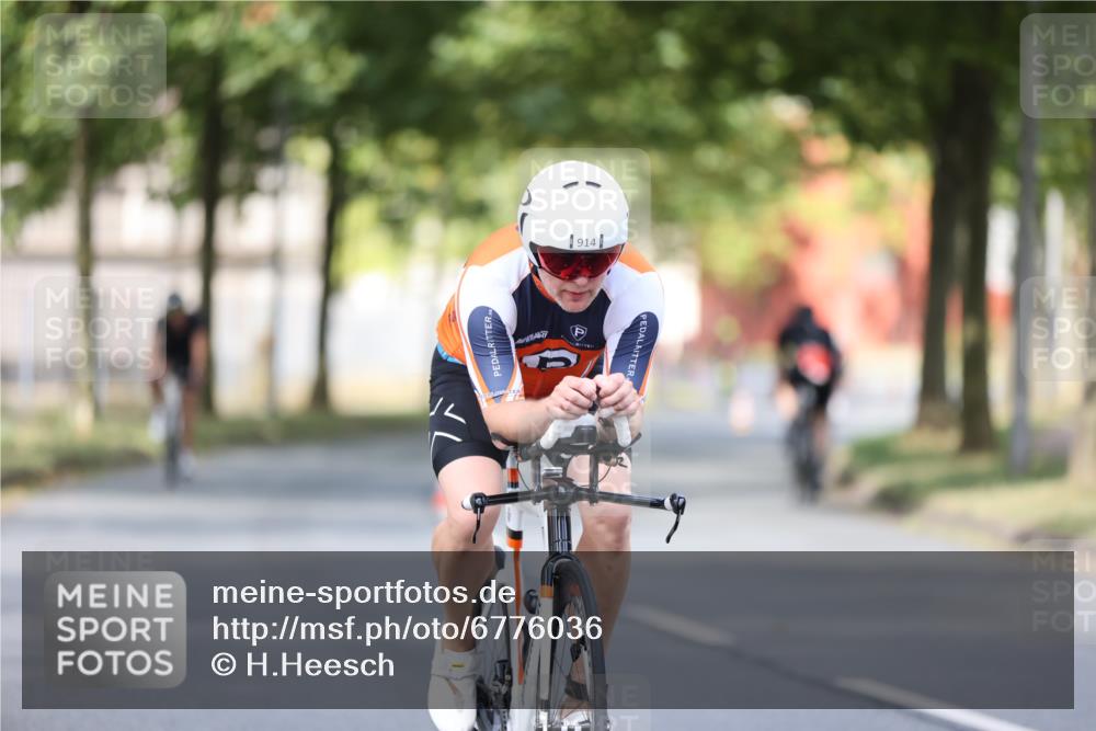 11.08.2024 - GEWOBA Citytriathlon Bremen H.Heesch http://msf.ph/oto/6776036 11.08.2024 11:44:02 Radfahren 746, 861, 914, 1039 meine-sportfotos.de