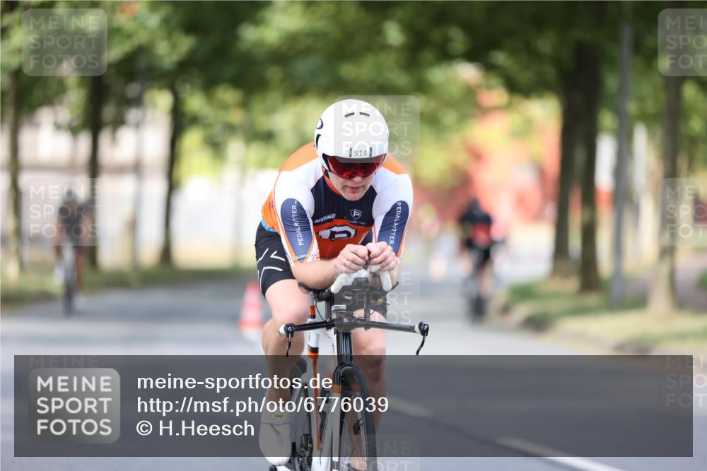 11.08.2024 - GEWOBA Citytriathlon Bremen H.Heesch http://msf.ph/oto/6776039 11.08.2024 11:44:02 Radfahren 746, 861, 914, 1039 meine-sportfotos.de