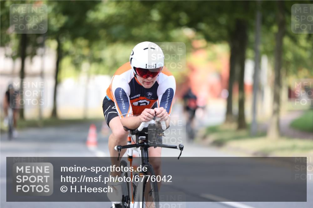11.08.2024 - GEWOBA Citytriathlon Bremen H.Heesch http://msf.ph/oto/6776042 11.08.2024 11:44:03 Radfahren 746, 861, 914, 1039 meine-sportfotos.de