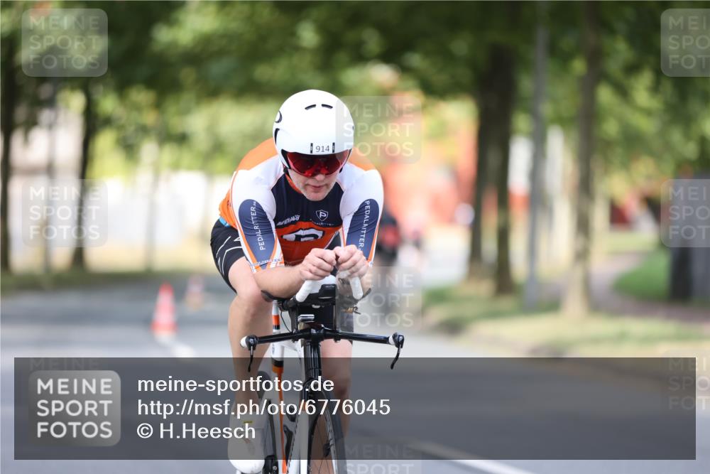 11.08.2024 - GEWOBA Citytriathlon Bremen H.Heesch http://msf.ph/oto/6776045 11.08.2024 11:44:03 Radfahren 746, 861, 914, 1039 meine-sportfotos.de