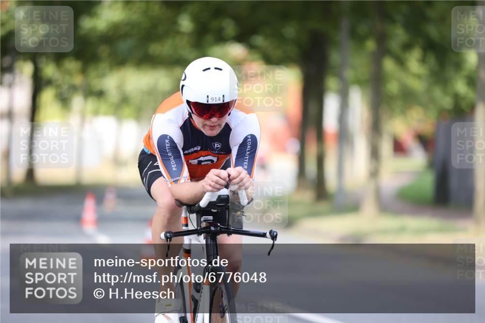 11.08.2024 - GEWOBA Citytriathlon Bremen H.Heesch http://msf.ph/oto/6776048 11.08.2024 11:44:03 Radfahren 746, 861, 914, 1039 meine-sportfotos.de