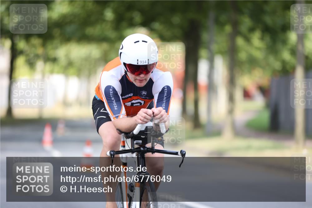 11.08.2024 - GEWOBA Citytriathlon Bremen H.Heesch http://msf.ph/oto/6776049 11.08.2024 11:44:03 Radfahren 746, 861, 914, 1039 meine-sportfotos.de