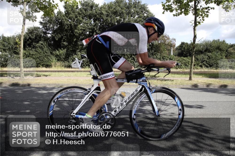 11.08.2024 - GEWOBA Citytriathlon Bremen H.Heesch http://msf.ph/oto/6776051 11.08.2024 11:59:11 Radfahren 758, 925, 965 meine-sportfotos.de