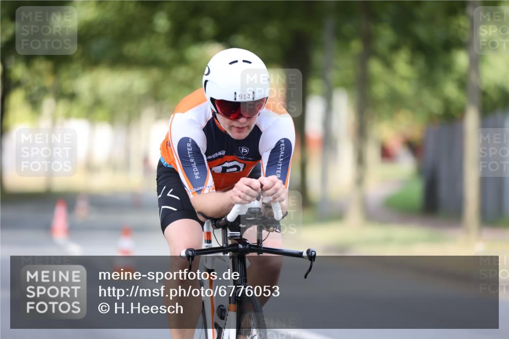 11.08.2024 - GEWOBA Citytriathlon Bremen H.Heesch http://msf.ph/oto/6776053 11.08.2024 11:44:03 Radfahren 746, 861, 914, 1039 meine-sportfotos.de