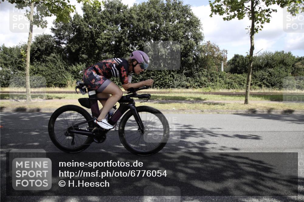 11.08.2024 - GEWOBA Citytriathlon Bremen H.Heesch http://msf.ph/oto/6776054 11.08.2024 11:59:14 Radfahren 758, 925, 965 meine-sportfotos.de