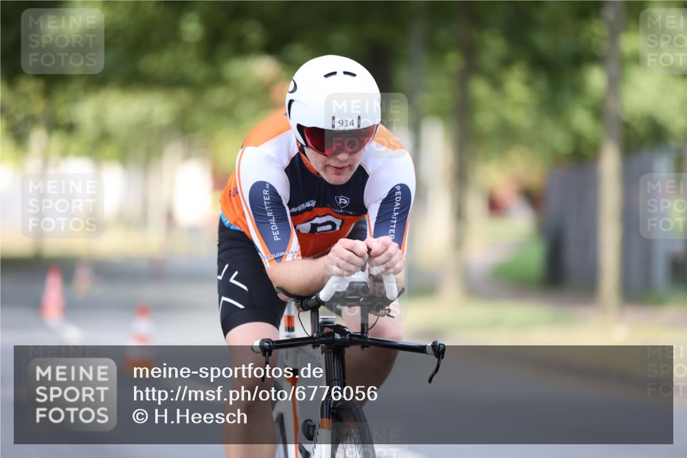 11.08.2024 - GEWOBA Citytriathlon Bremen H.Heesch http://msf.ph/oto/6776056 11.08.2024 11:44:03 Radfahren 746, 861, 914, 1039 meine-sportfotos.de
