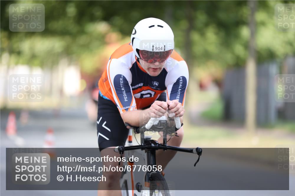 11.08.2024 - GEWOBA Citytriathlon Bremen H.Heesch http://msf.ph/oto/6776058 11.08.2024 11:44:03 Radfahren 746, 861, 914, 1039 meine-sportfotos.de