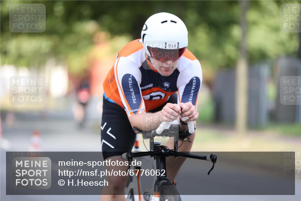 11.08.2024 - GEWOBA Citytriathlon Bremen H.Heesch http://msf.ph/oto/6776062 11.08.2024 11:44:03 Radfahren 746, 861, 914, 1039 meine-sportfotos.de