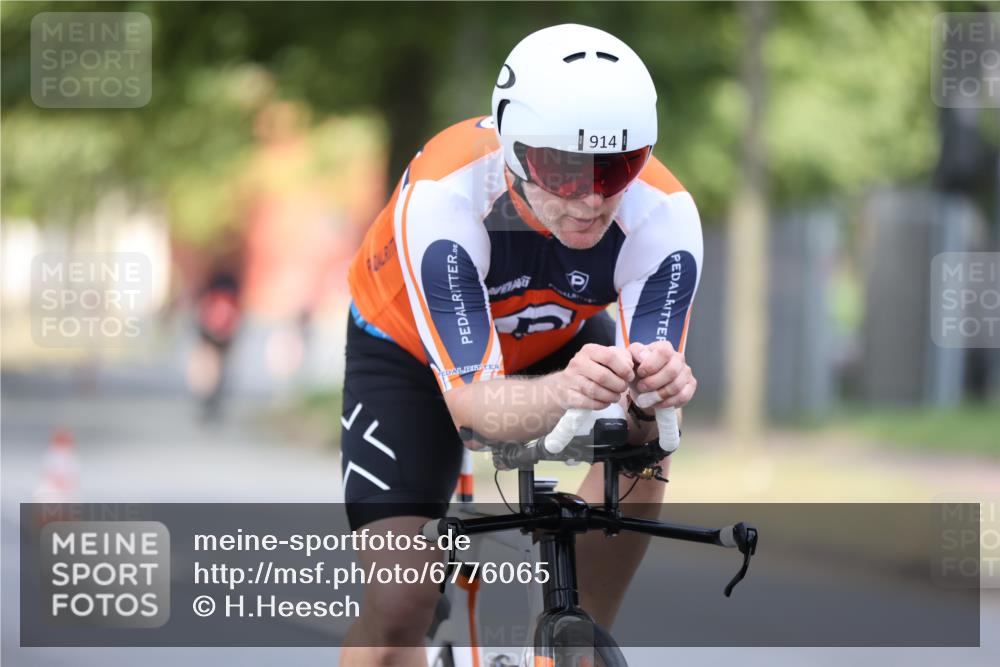 11.08.2024 - GEWOBA Citytriathlon Bremen H.Heesch http://msf.ph/oto/6776065 11.08.2024 11:44:03 Radfahren 746, 861, 914, 1039 meine-sportfotos.de