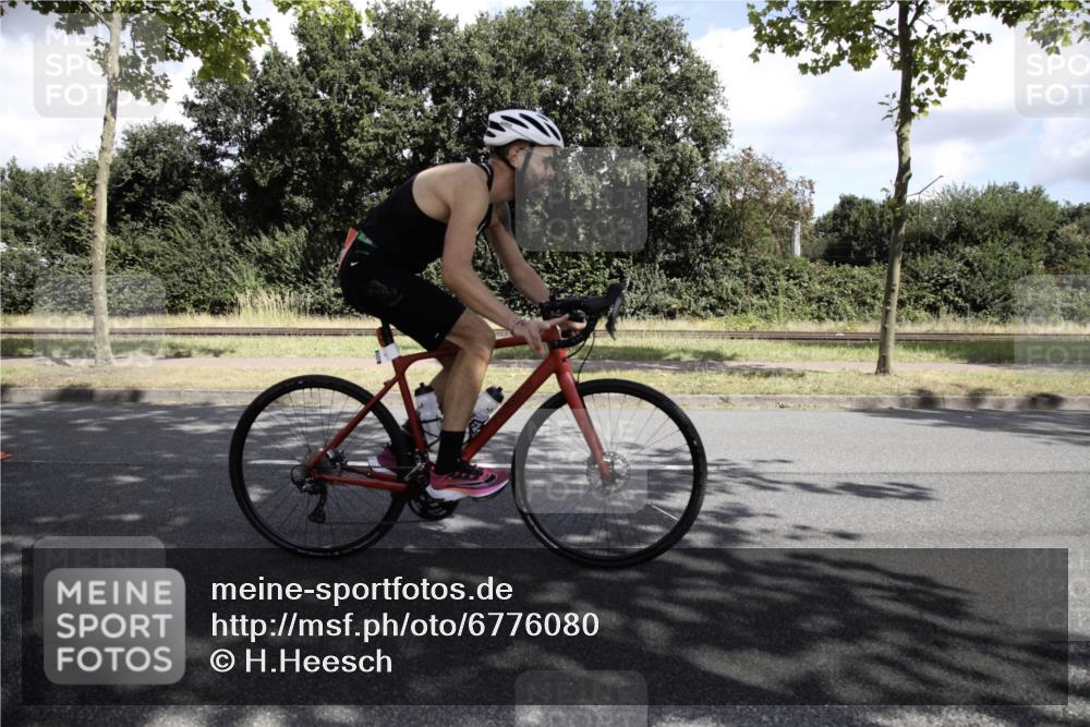 11.08.2024 - GEWOBA Citytriathlon Bremen H.Heesch http://msf.ph/oto/6776080 11.08.2024 11:59:46 Radfahren 835, 890, 1033 meine-sportfotos.de