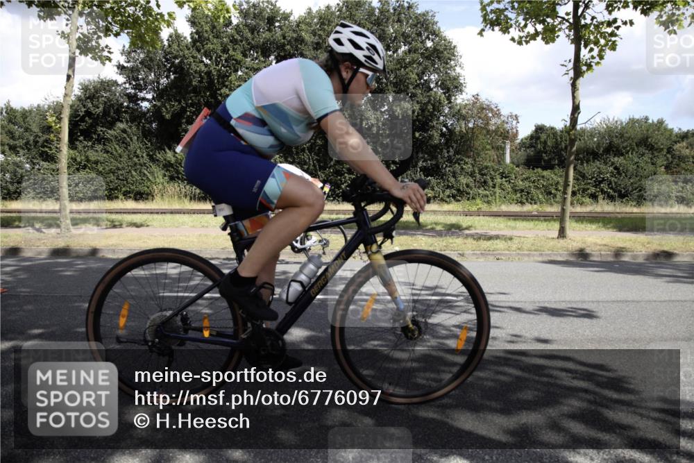 11.08.2024 - GEWOBA Citytriathlon Bremen H.Heesch http://msf.ph/oto/6776097 11.08.2024 12:00:45 Radfahren 756, 833, 861, 868, 916, 995 meine-sportfotos.de