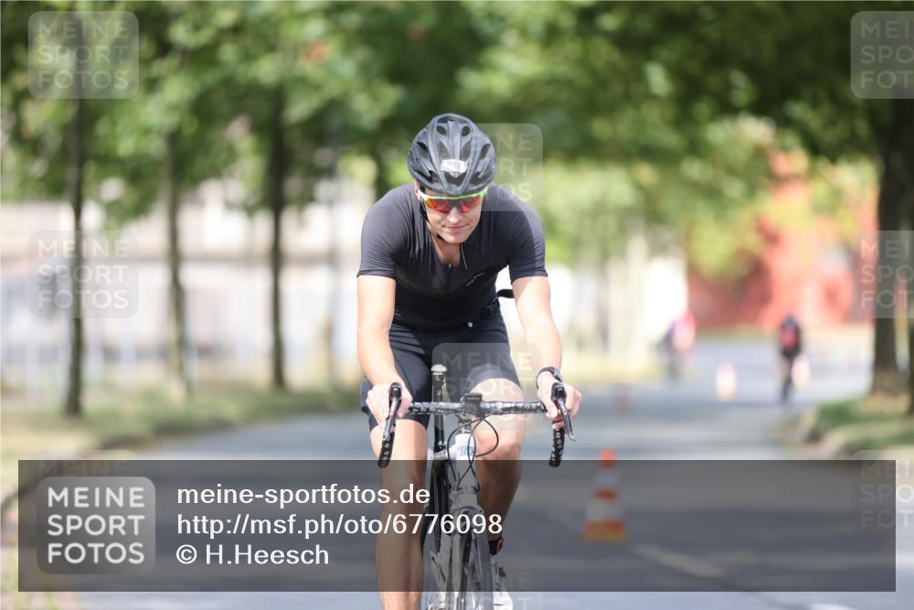 11.08.2024 - GEWOBA Citytriathlon Bremen H.Heesch http://msf.ph/oto/6776098 11.08.2024 11:44:06 Radfahren 746, 759, 861, 914 meine-sportfotos.de