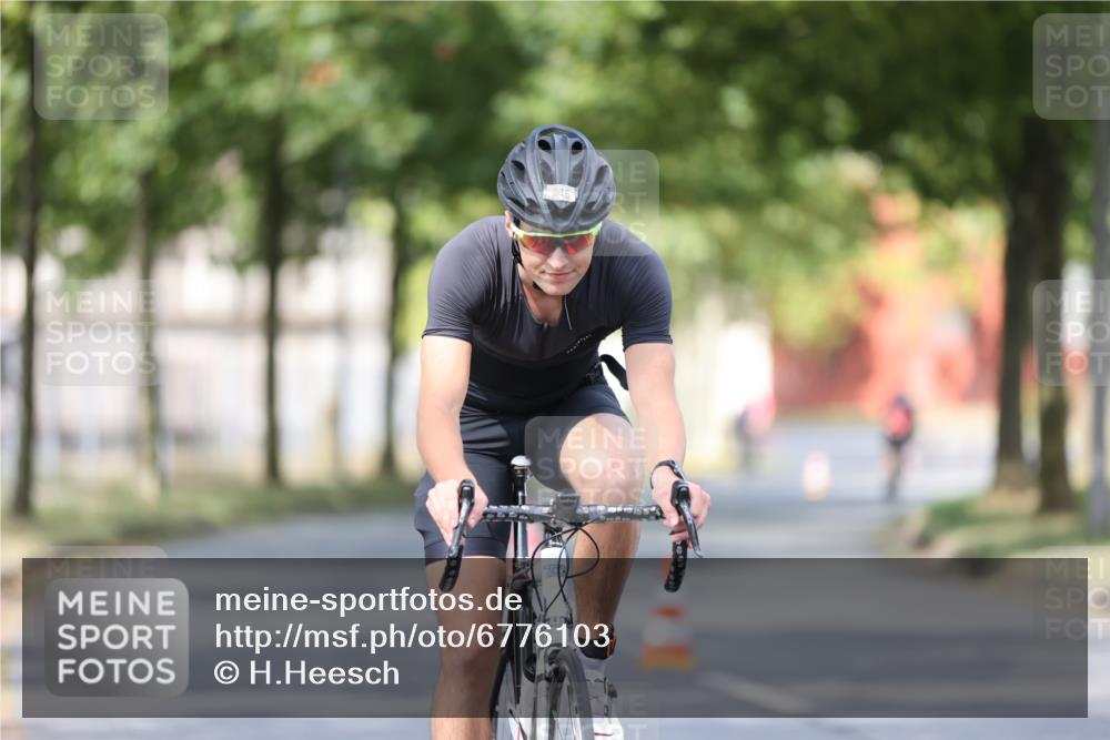 11.08.2024 - GEWOBA Citytriathlon Bremen H.Heesch http://msf.ph/oto/6776103 11.08.2024 11:44:06 Radfahren 746, 759, 861, 914 meine-sportfotos.de