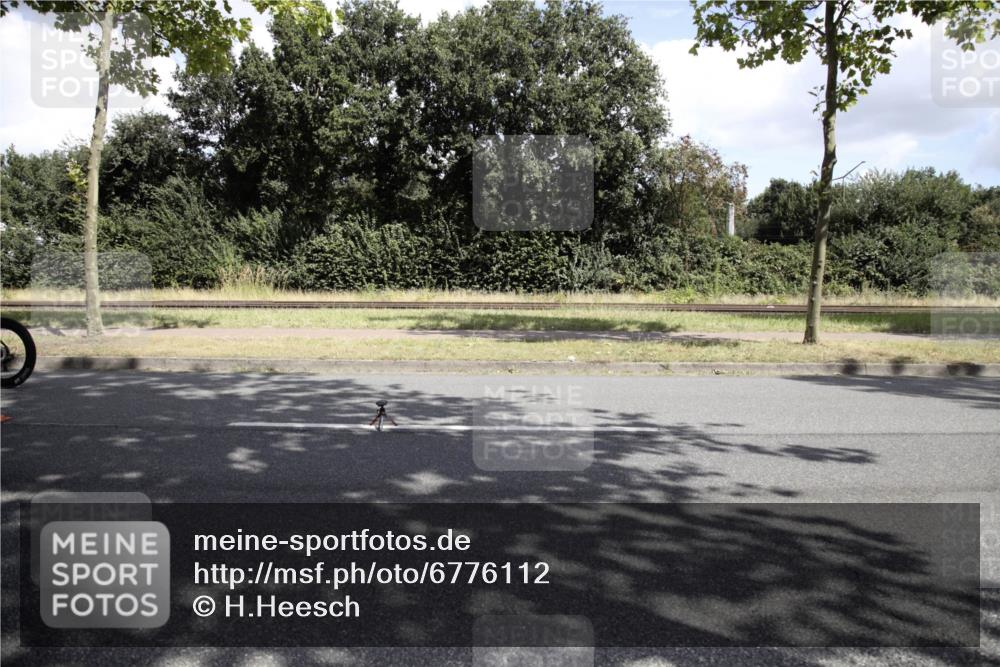 11.08.2024 - GEWOBA Citytriathlon Bremen H.Heesch http://msf.ph/oto/6776112 11.08.2024 12:00:57 Radfahren 833, 861, 868, 914, 916, 1008 meine-sportfotos.de