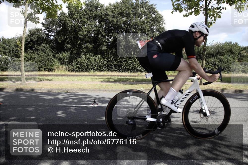 11.08.2024 - GEWOBA Citytriathlon Bremen H.Heesch http://msf.ph/oto/6776116 11.08.2024 12:00:57 Radfahren 833, 861, 868, 914, 916, 1008 meine-sportfotos.de