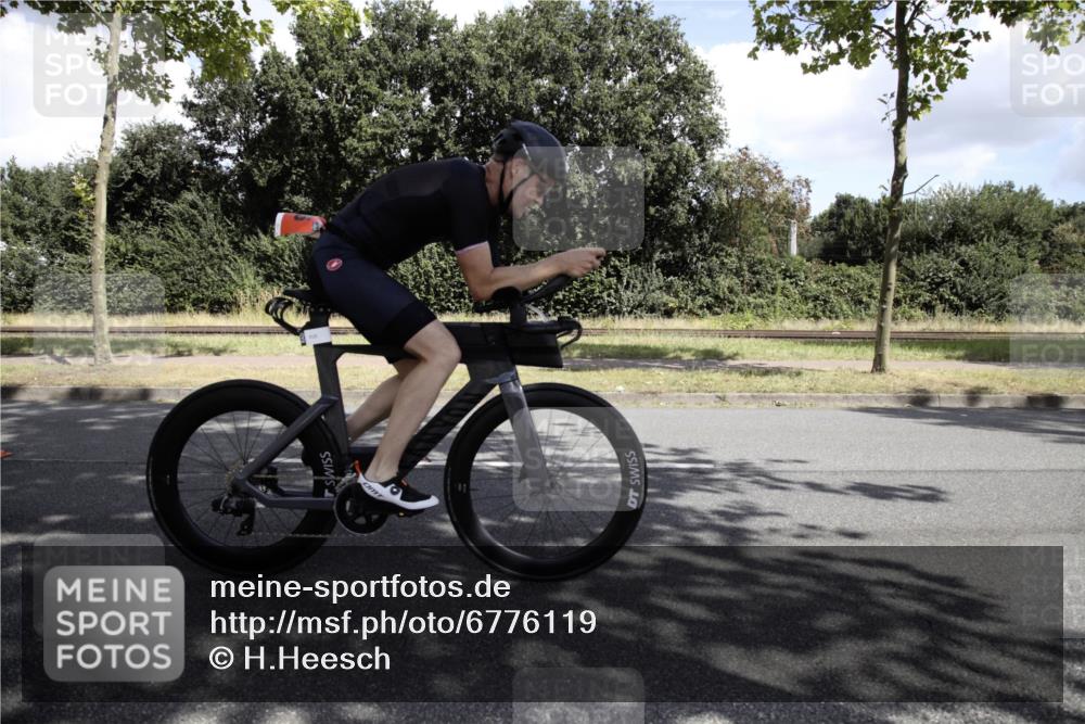 11.08.2024 - GEWOBA Citytriathlon Bremen H.Heesch http://msf.ph/oto/6776119 11.08.2024 12:00:57 Radfahren 833, 861, 868, 914, 916, 1008 meine-sportfotos.de