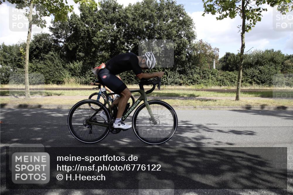 11.08.2024 - GEWOBA Citytriathlon Bremen H.Heesch http://msf.ph/oto/6776122 11.08.2024 12:00:58 Radfahren 833, 861, 868, 914, 916, 1008 meine-sportfotos.de