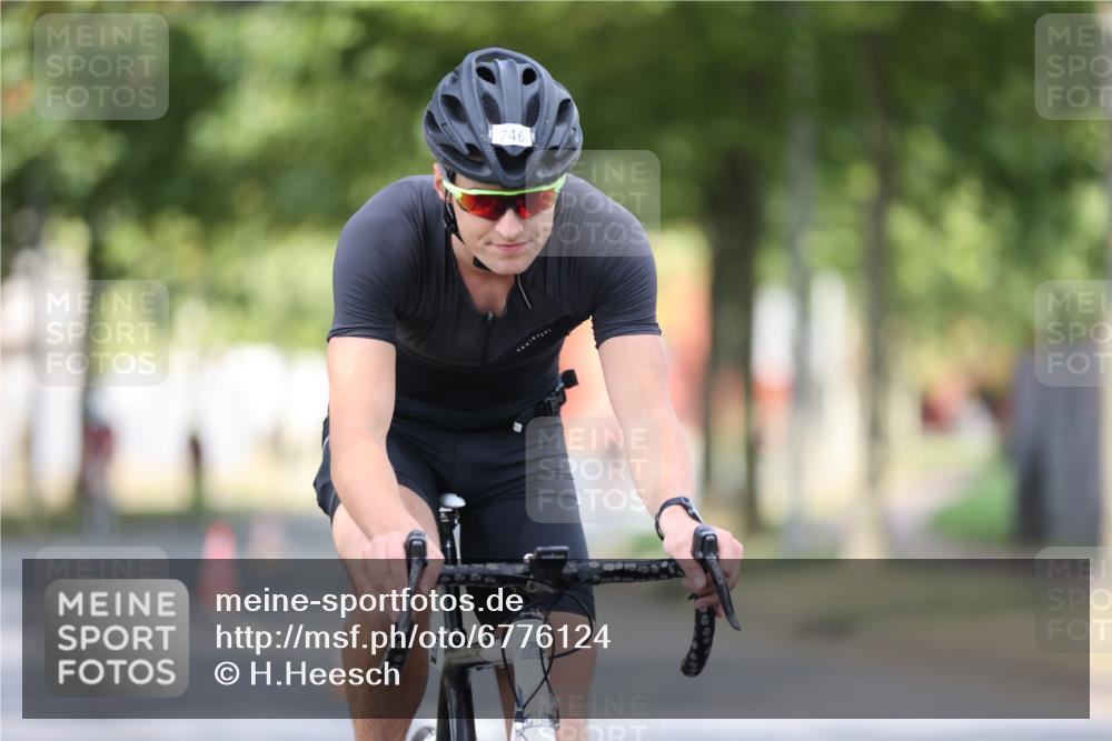 11.08.2024 - GEWOBA Citytriathlon Bremen H.Heesch http://msf.ph/oto/6776124 11.08.2024 11:44:07 Radfahren 746, 759, 861, 914 meine-sportfotos.de