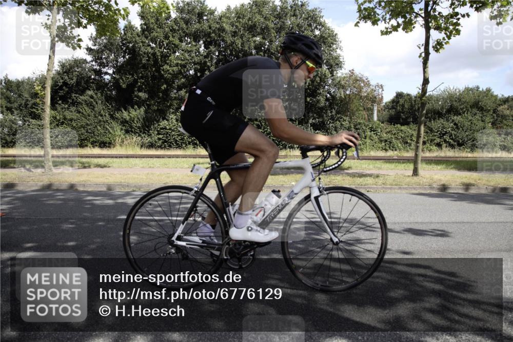 11.08.2024 - GEWOBA Citytriathlon Bremen H.Heesch http://msf.ph/oto/6776129 11.08.2024 12:01:25 Radfahren 746, 763, 819, 827, 877 meine-sportfotos.de