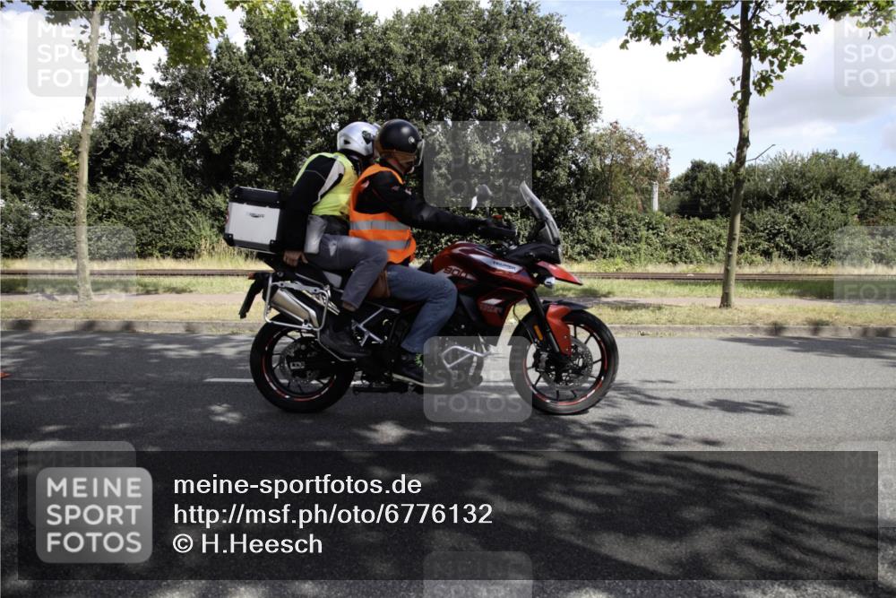 11.08.2024 - GEWOBA Citytriathlon Bremen H.Heesch http://msf.ph/oto/6776132 11.08.2024 12:01:26 Radfahren 746, 763, 819, 827, 877 meine-sportfotos.de
