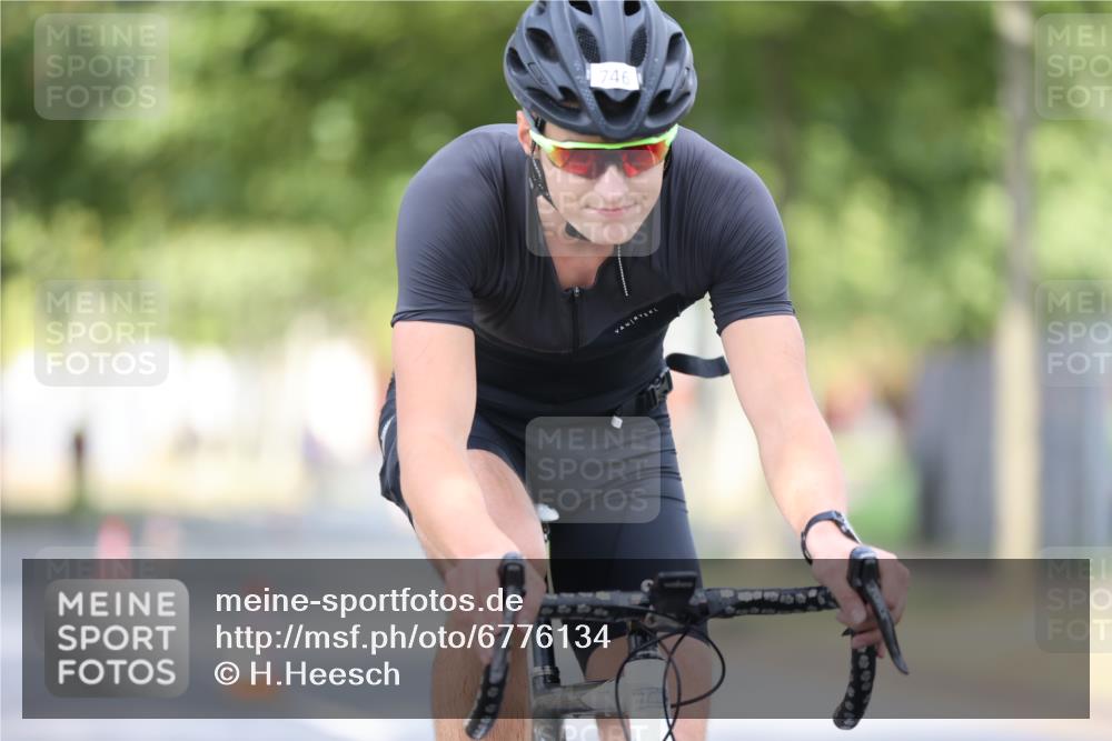 11.08.2024 - GEWOBA Citytriathlon Bremen H.Heesch http://msf.ph/oto/6776134 11.08.2024 11:44:07 Radfahren 746, 759, 861, 914 meine-sportfotos.de