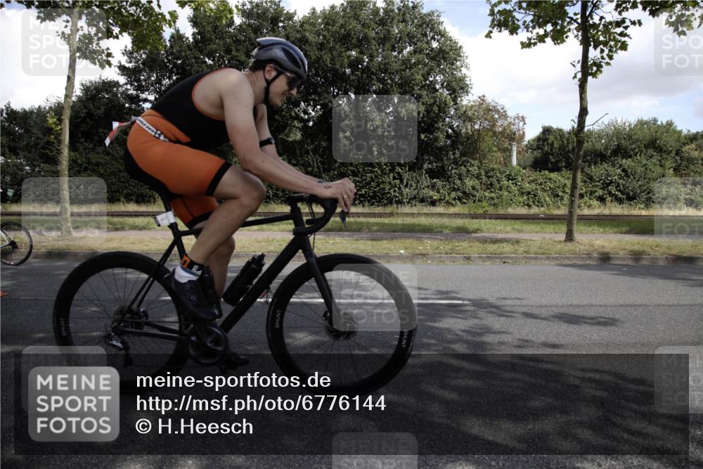 11.08.2024 - GEWOBA Citytriathlon Bremen H.Heesch http://msf.ph/oto/6776144 11.08.2024 12:01:34 Radfahren 746, 763, 800, 819, 827, 871, 877 meine-sportfotos.de