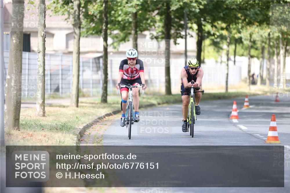 11.08.2024 - GEWOBA Citytriathlon Bremen H.Heesch http://msf.ph/oto/6776151 11.08.2024 11:44:12 Radfahren 746, 759, 861, 914, 926 meine-sportfotos.de