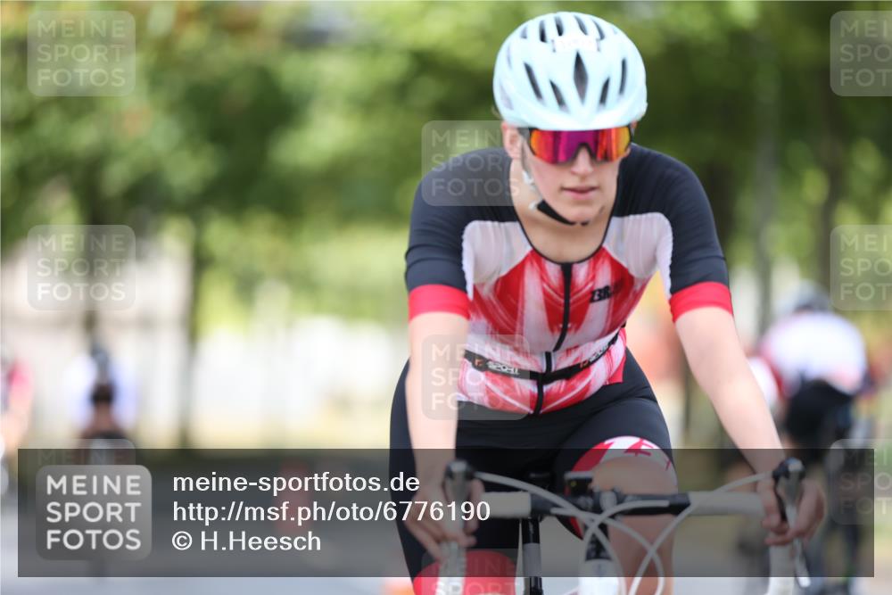 11.08.2024 - GEWOBA Citytriathlon Bremen H.Heesch http://msf.ph/oto/6776190 11.08.2024 11:44:14 Radfahren 746, 759, 861, 914, 926 meine-sportfotos.de