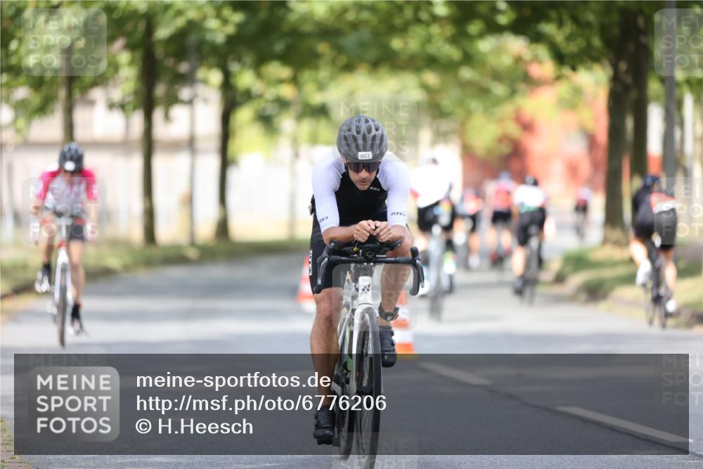 11.08.2024 - GEWOBA Citytriathlon Bremen H.Heesch http://msf.ph/oto/6776206 11.08.2024 11:44:16 Radfahren 746, 759, 861, 926 meine-sportfotos.de