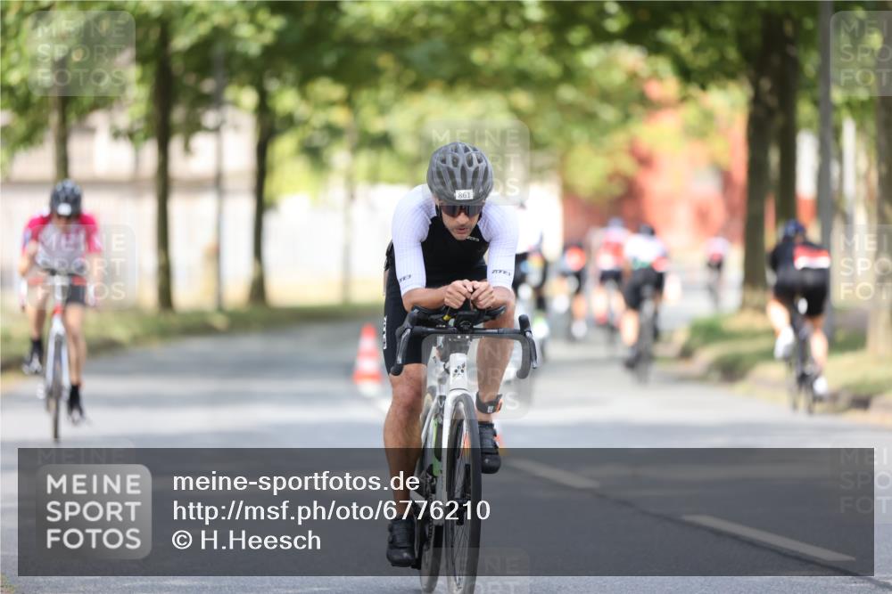 11.08.2024 - GEWOBA Citytriathlon Bremen H.Heesch http://msf.ph/oto/6776210 11.08.2024 11:44:16 Radfahren 746, 759, 861, 926 meine-sportfotos.de