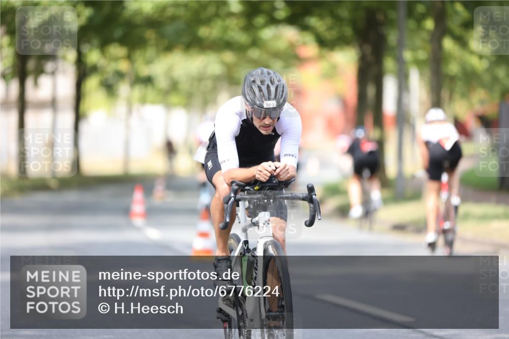 11.08.2024 - GEWOBA Citytriathlon Bremen H.Heesch http://msf.ph/oto/6776224 11.08.2024 11:44:16 Radfahren 746, 759, 861, 926 meine-sportfotos.de