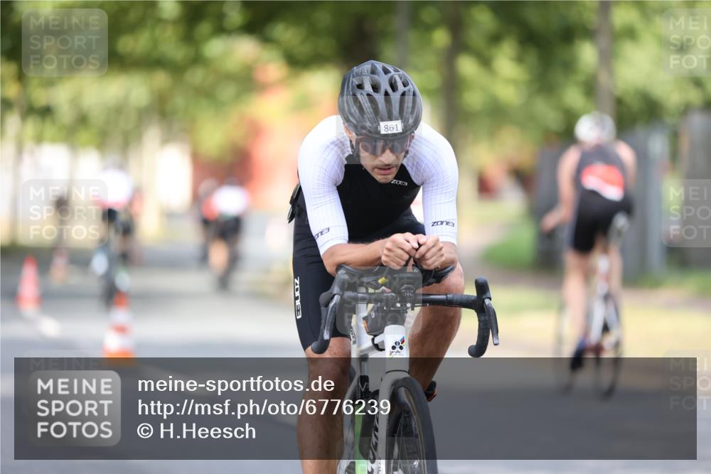 11.08.2024 - GEWOBA Citytriathlon Bremen H.Heesch http://msf.ph/oto/6776239 11.08.2024 11:44:16 Radfahren 746, 759, 861, 926 meine-sportfotos.de