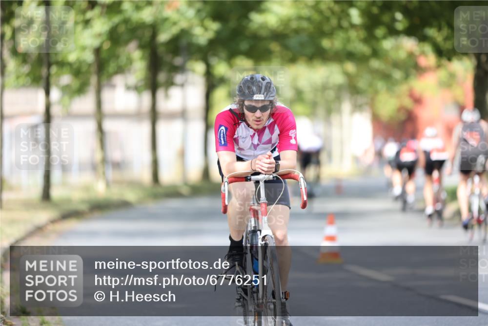 11.08.2024 - GEWOBA Citytriathlon Bremen H.Heesch http://msf.ph/oto/6776251 11.08.2024 11:44:17 Radfahren 746, 759, 861, 926 meine-sportfotos.de