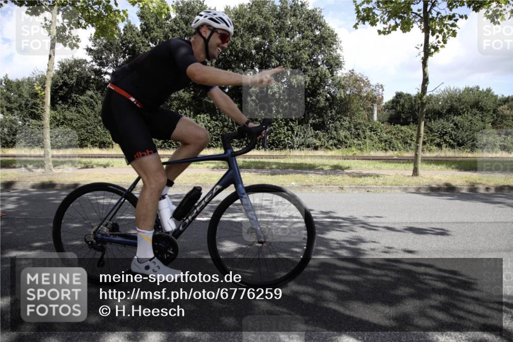 11.08.2024 - GEWOBA Citytriathlon Bremen H.Heesch http://msf.ph/oto/6776259 11.08.2024 12:03:54 Radfahren 775, 798, 843, 906, 911 meine-sportfotos.de